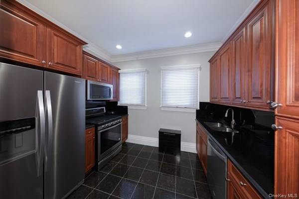 25 Trinity PL #6C, Hewlett, NY 11557