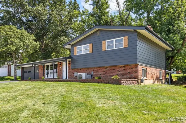 1112 Trieste DR, St Louis, MO 63146