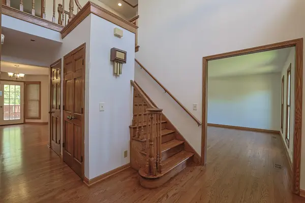 37 Mark DR, Hawthorn Woods, IL 60047