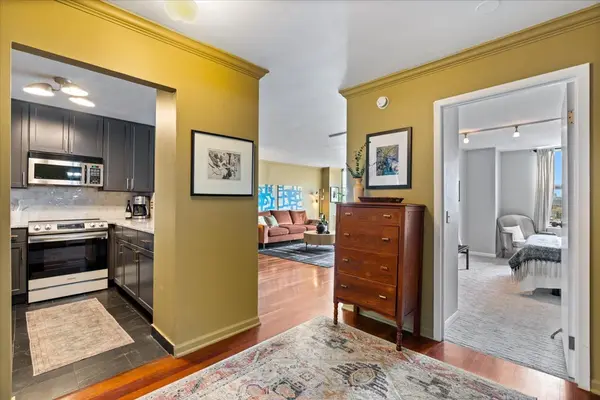 525 W Hawthorne PL #2407, Chicago, IL 60657