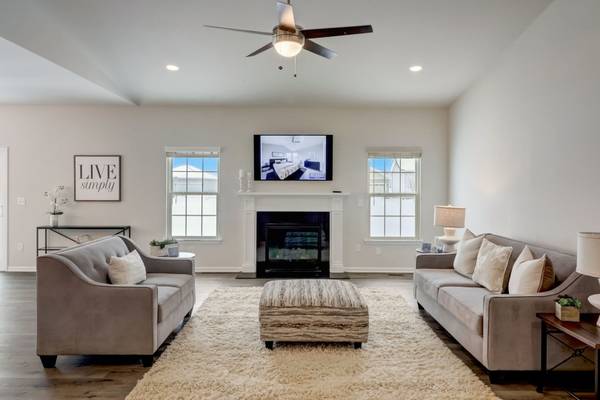 731 Maplewood CIR, Elburn, IL 60119