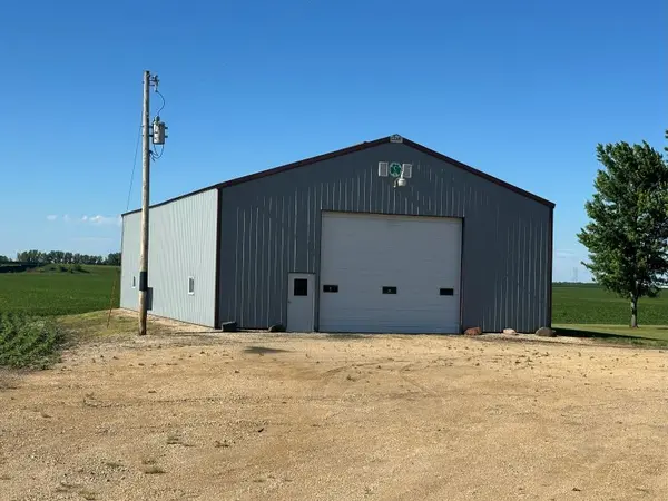3271 245th ST, De Witt, IA 52472
