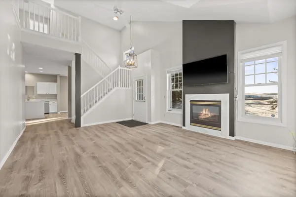 401 Hickory LN N, Oakdale, MN 55128