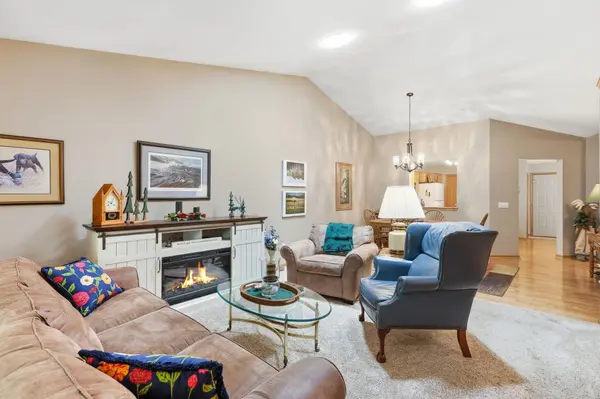 7590 Newbury RD, Woodbury, MN 55125