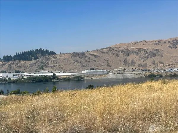 315 NW Deep River Crt, East Wenatchee, WA 98802
