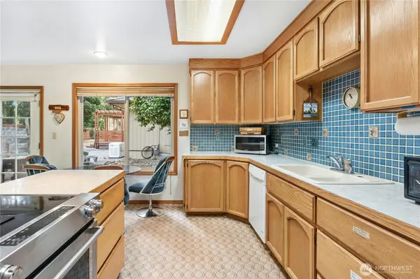 1643 NE Sumner DR, Oak Harbor, WA 98277