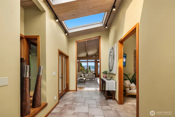9418 SE 33rd ST, Mercer Island, WA 98040