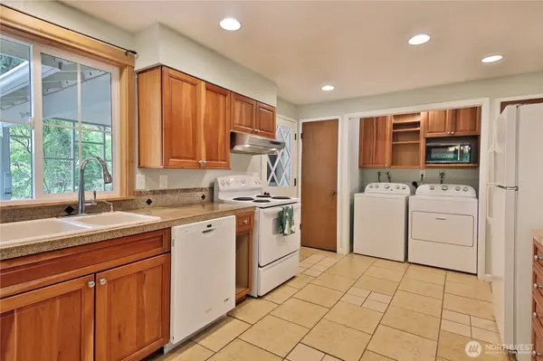 6255 Bayview RD, Clinton, WA 98236