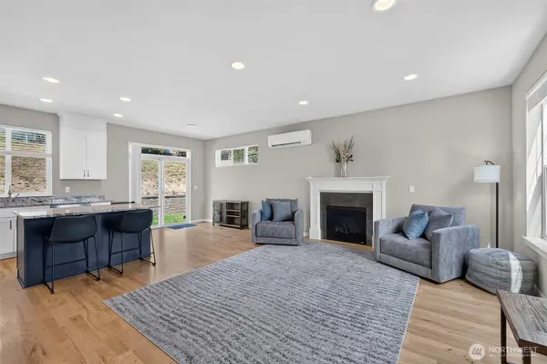 141 E Allynview DR, Allyn, WA 98524