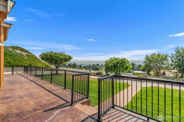 390 Sunnyslope Heights RD, Wenatchee, WA 98801