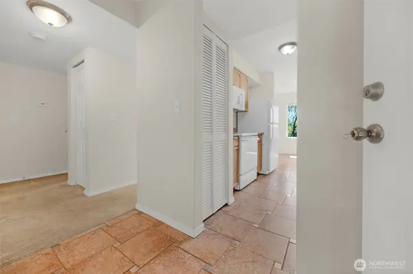 12525 NE 145th PL #F107, Kirkland, WA 98034