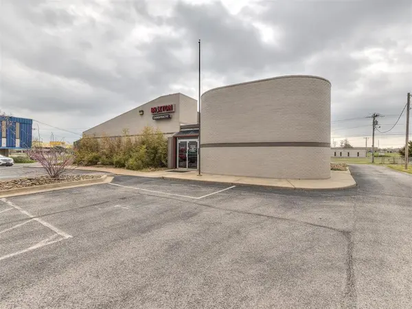 7304 N Comanche AVE, Warr Acres, OK 73132