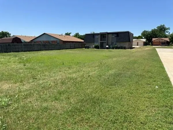 Rawlings DR, Clinton, OK 73601