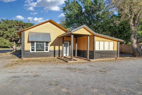 914 Court AVE, Clinton, OK 73601
