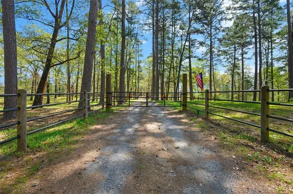 387 N Riverbend RD, Smithville, OK 74957