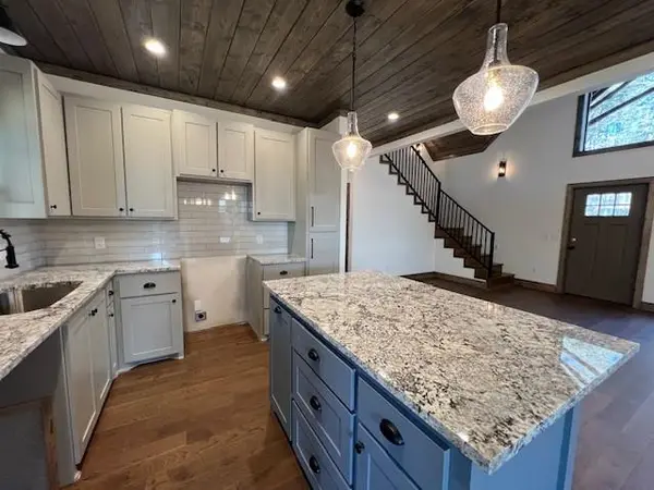 24 Lionfish RD, Broken Bow, OK 74728