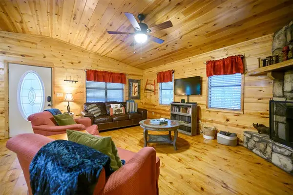 320 Orca RD, Broken Bow, OK 74728