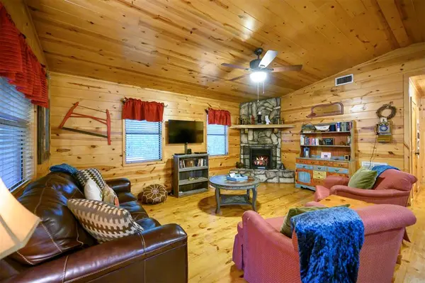 320 Orca RD, Broken Bow, OK 74728