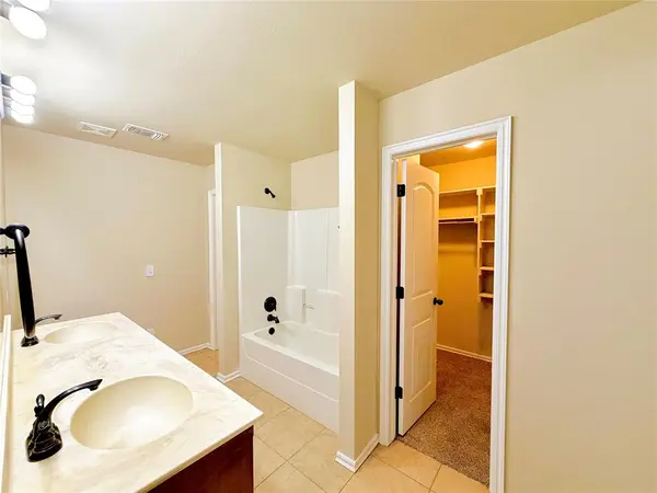 11136 NW 6th TER, Yukon, OK 73099