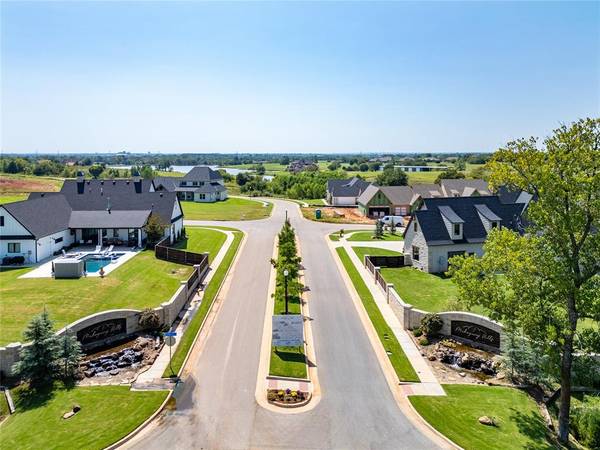 4500 Mahogany Hills DR, Moore, OK 73160