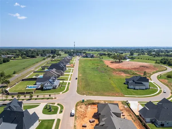 4400 Mahogany Hills DR, Moore, OK 73160