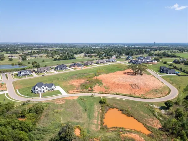4400 Mahogany Hills DR, Moore, OK 73160