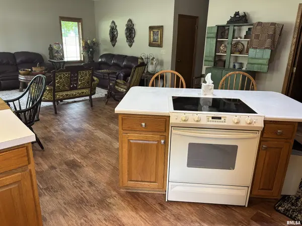 101A 6TH ST #A, Roanoke, IL 61561