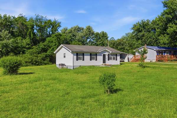 1040 Rebecca Dr, Burns, TN 37029