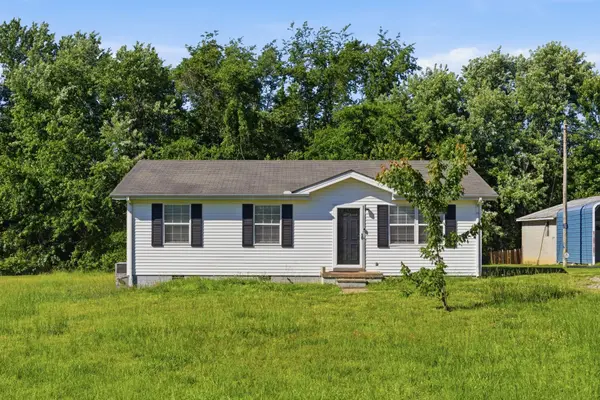 1040 Rebecca Dr,  Burns,  TN 37029