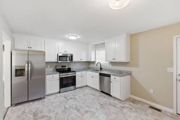 1040 Rebecca Dr, Burns, TN 37029