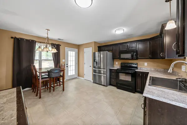 627 Hidden Valley Dr, Clarksville, TN 37040