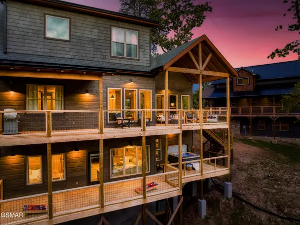 2438 Coopers Hawk Way, Sevierville, TN 37862