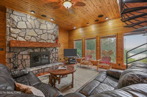 1186 Deerfield Way, La Follette, TN 37766