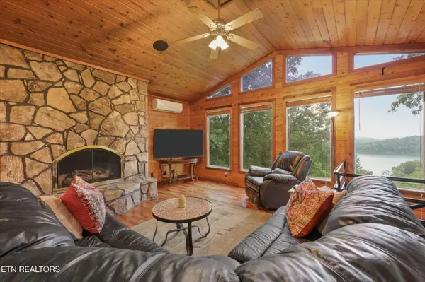 1186 Deerfield Way, La Follette, TN 37766