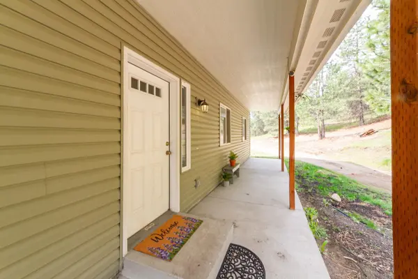 27509 N Perry Rd, Chattaroy, WA 99003