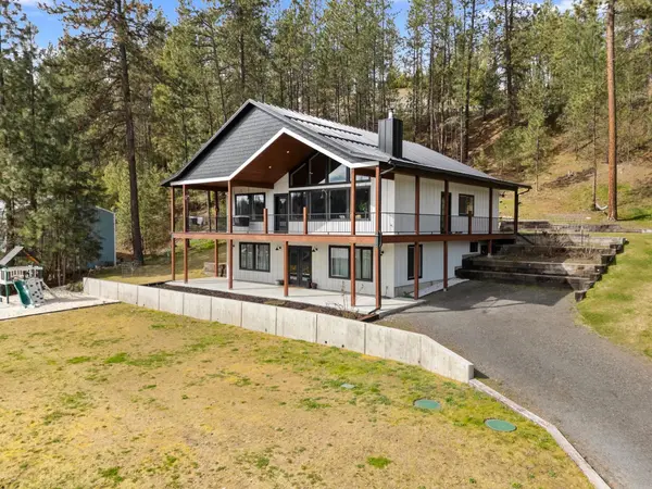 23401 N Westlake Dr, Nine Mile Falls, WA 99208