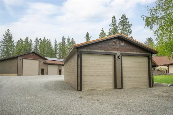 27013 E Strong Ln, Newman Lake, WA 99025