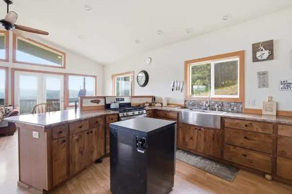 292 E Knob Hill E Rd, Republic, WA 99166