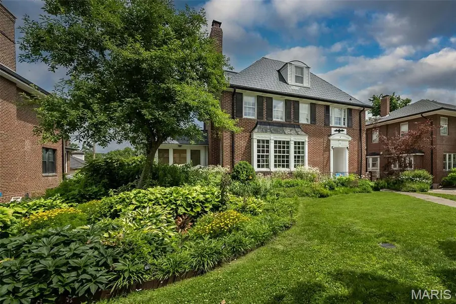 77 Aberdeen PL, Clayton, MO 63105