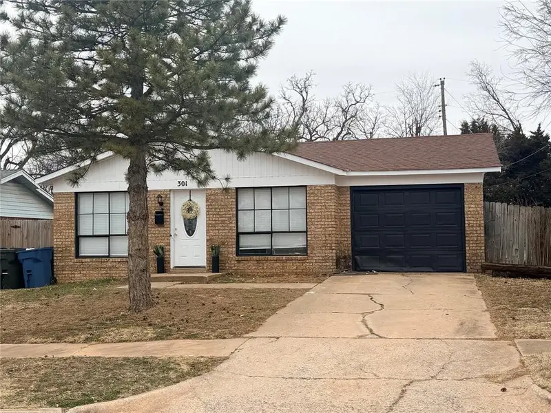 301 Winding LN, Edmond, OK 73003