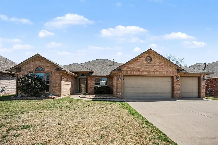2912 Danielle TER, Moore, OK 73160