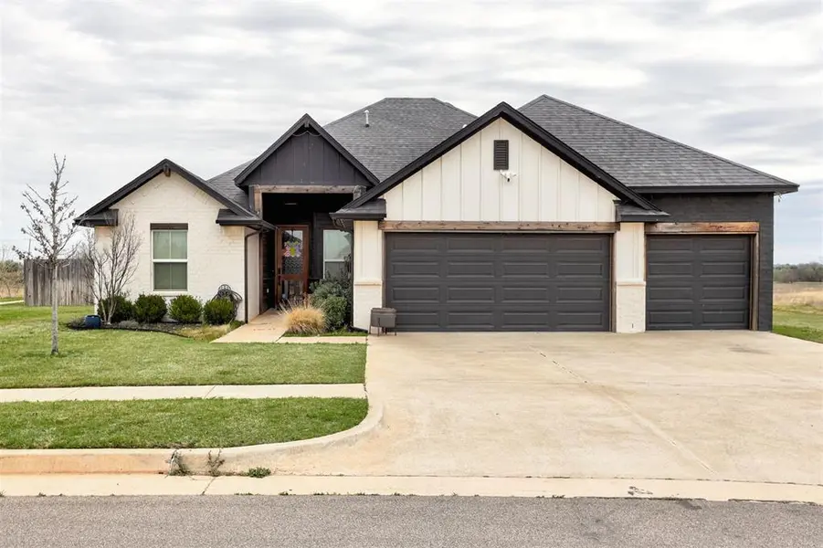 4600 Mustang Park BLVD, Mustang, OK 73064