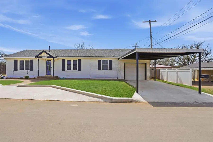 2 E Anchor DR, Sayre, OK 73662