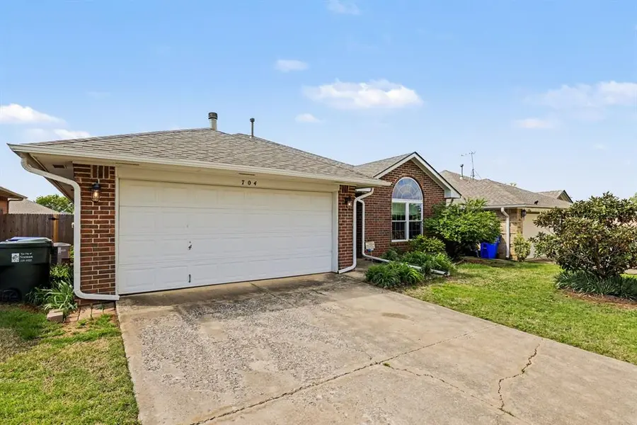 704 Tioga CIR, Norman, OK 73071
