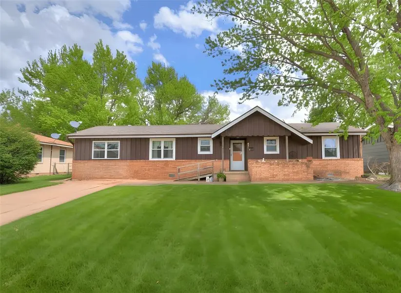 816 Hillcrest DR, Watonga, OK 73772