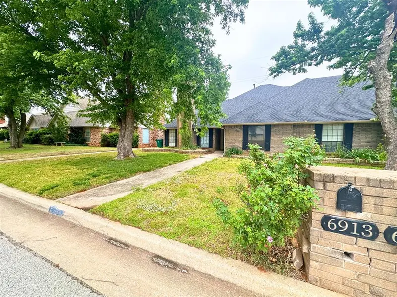 6913 N Spinnaker LN, Oklahoma City, OK 73116