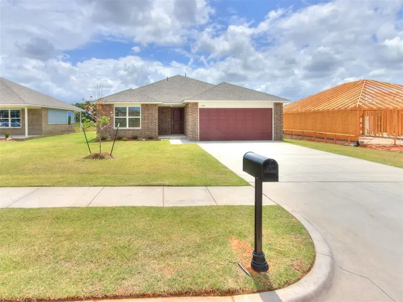 1208 E Stallion LN, Mustang, OK 73064
