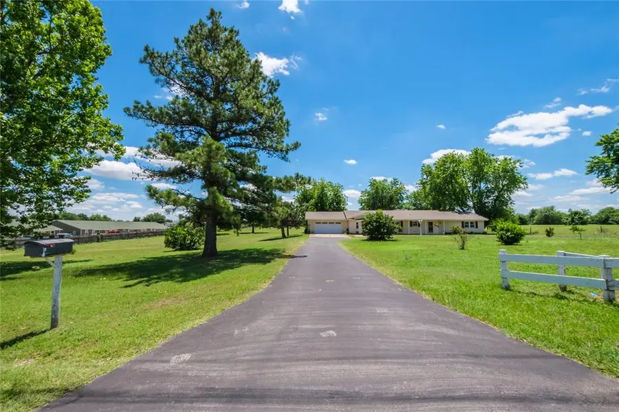 523 W Country Club RD, Chickasha, OK 73018