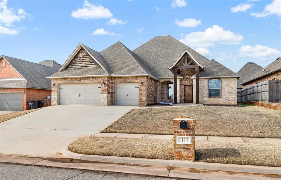 1113 Lindsey LN, Moore, OK 73160