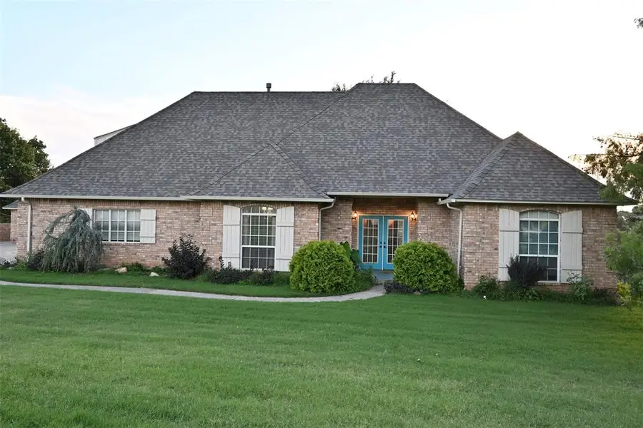 2077 Clearwater DR, Choctaw, OK 73020